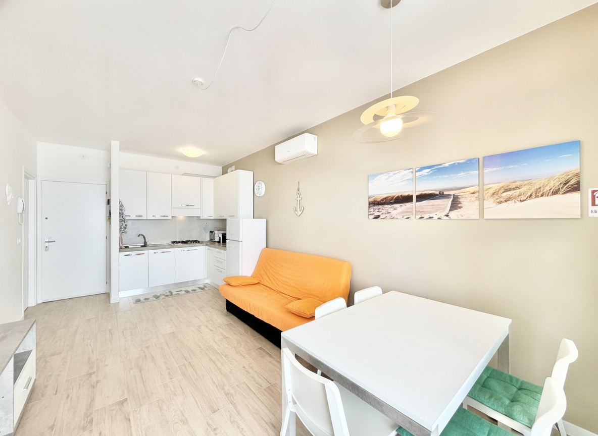 Appartamento Bilocale Ristrutturato con Terrazzo Abitabile — Duna Verde · Caorle · Venezia