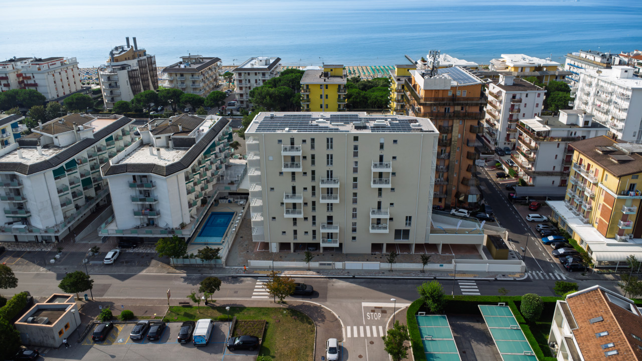 Attico fronte mare con Piscina a Jesolo Lido — Foto 19