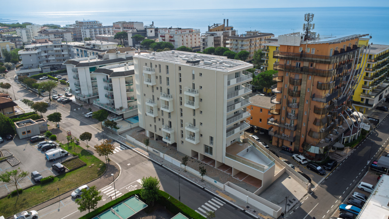 Attico fronte mare con Piscina a Jesolo Lido — Foto 17