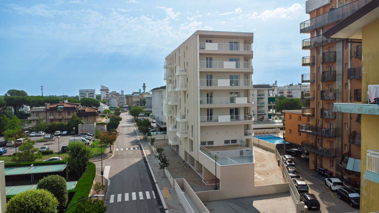 Attico fronte mare con Piscina a Jesolo Lido — Foto 21