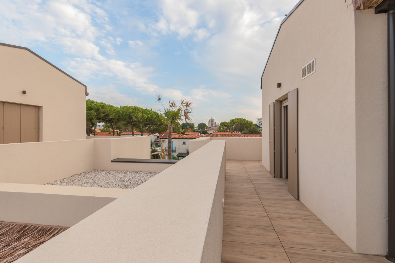 Attico Esclusivo con Piscina Privata e Solarium Panoramico a Jesolo — Foto 18