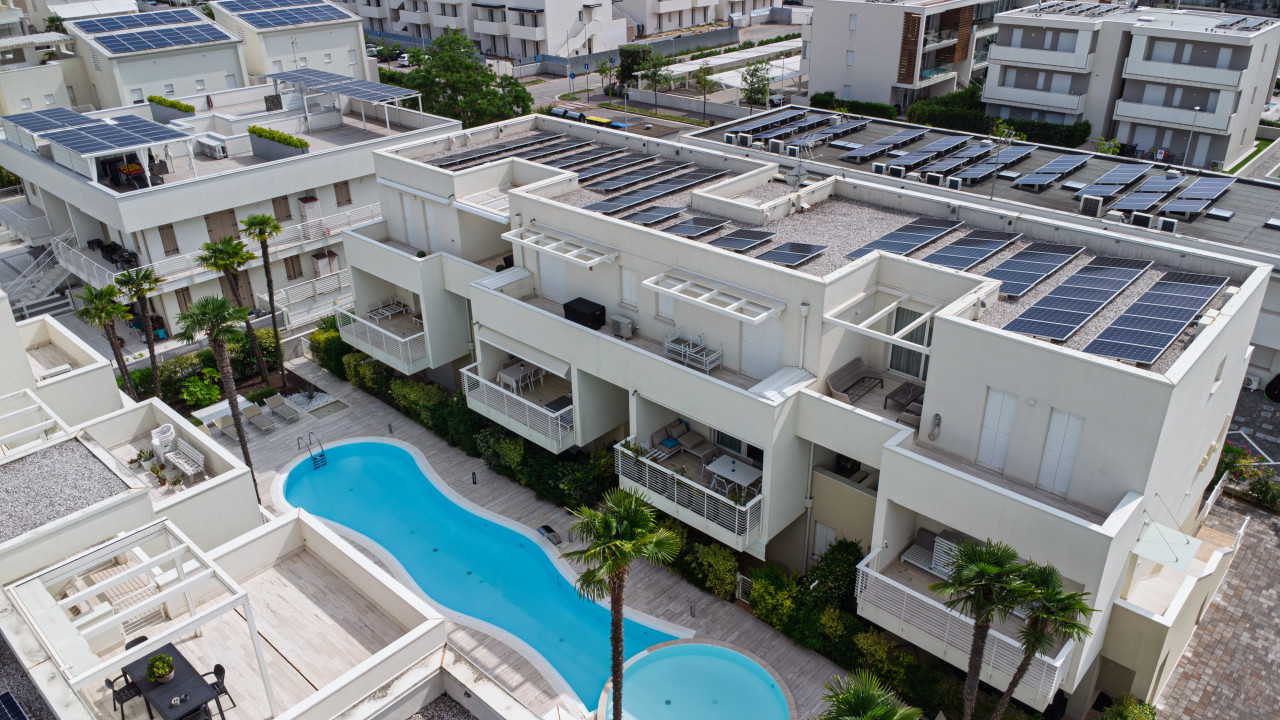 Trilocale con Piscina: stile e relax al Lido di Jesolo — Foto 15