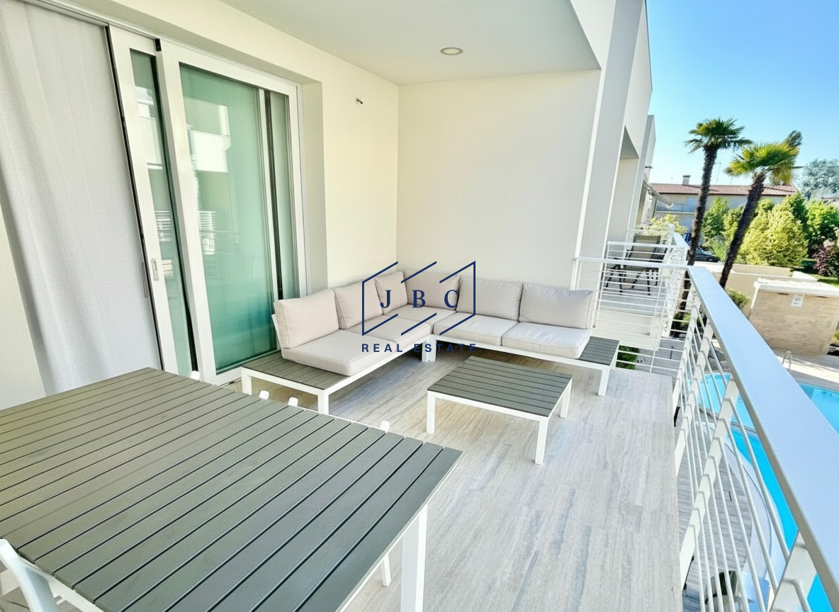 Trilocale con Piscina: stile e relax al Lido di Jesolo — Foto 6