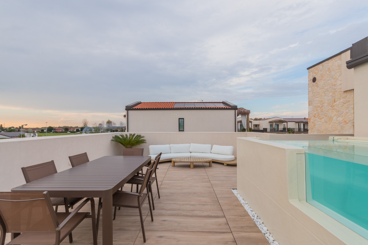 Attico Esclusivo con Piscina Privata e Solarium Panoramico a Jesolo — Foto 5