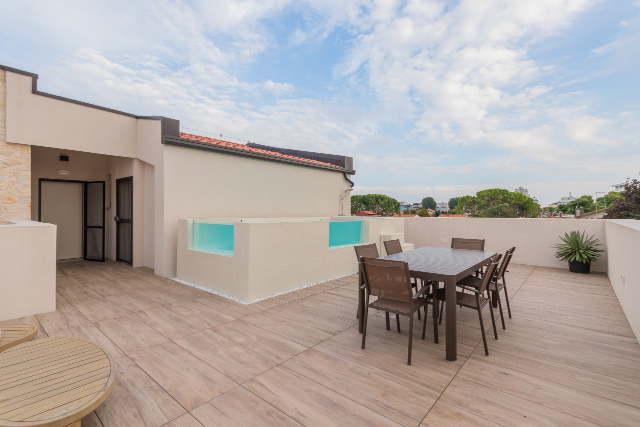 Attico Esclusivo con Piscina Privata e Solarium Panoramico a Jesolo — Piazza Marina · Jesolo · Venezia