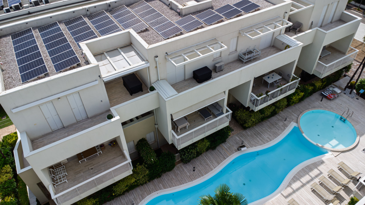 Trilocale con Piscina: stile e relax al Lido di Jesolo — Piazza Nember · Jesolo · Venezia
