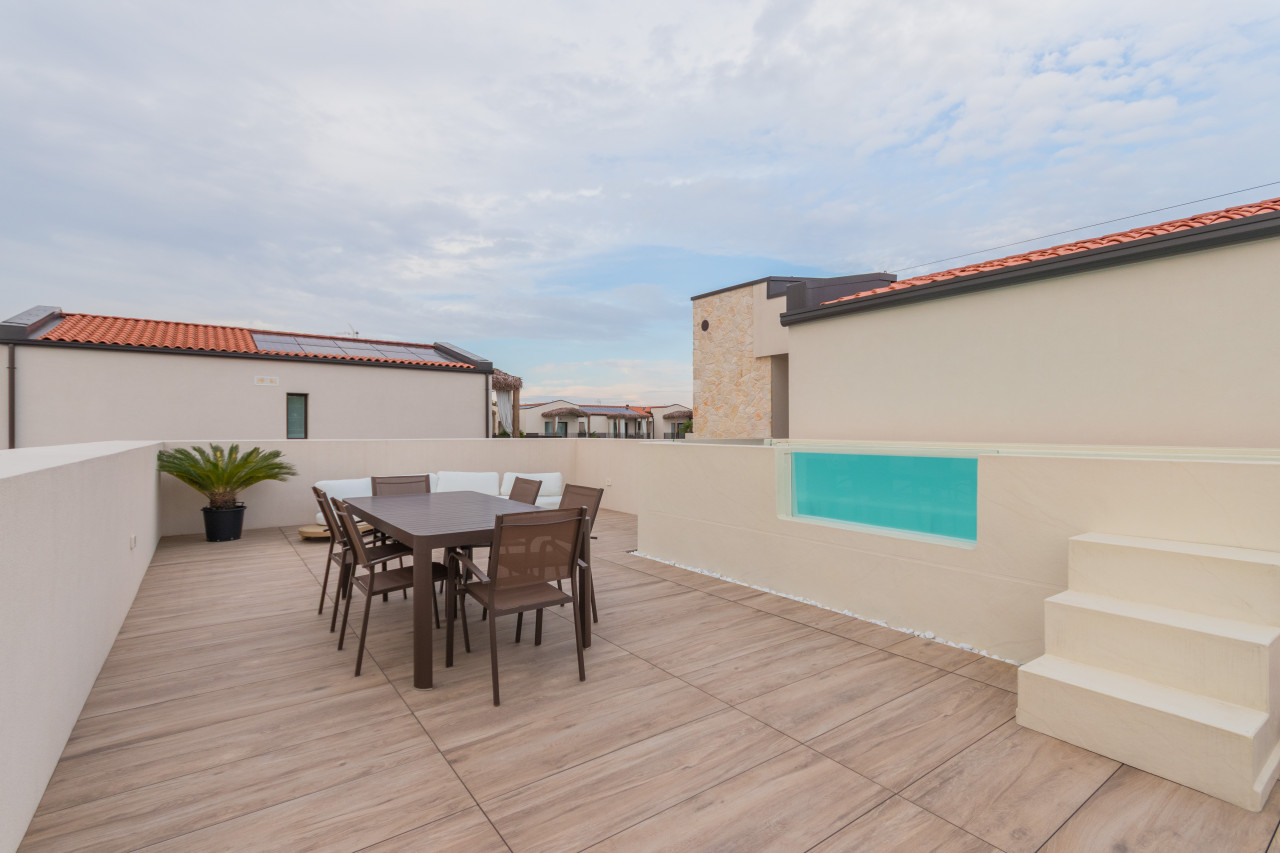 Attico Esclusivo con Piscina Privata e Solarium Panoramico a Jesolo — Foto 4