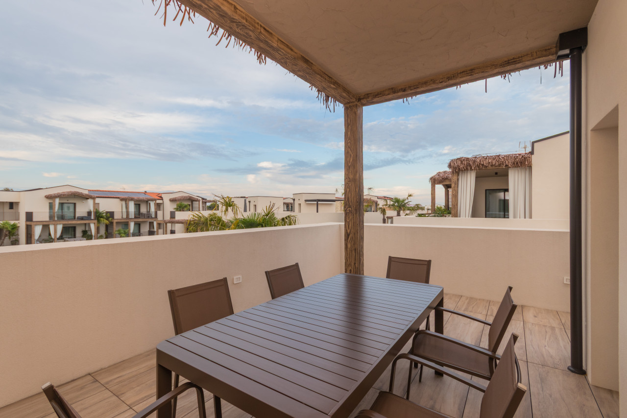 Attico Esclusivo con Piscina Privata e Solarium Panoramico a Jesolo — Foto 17