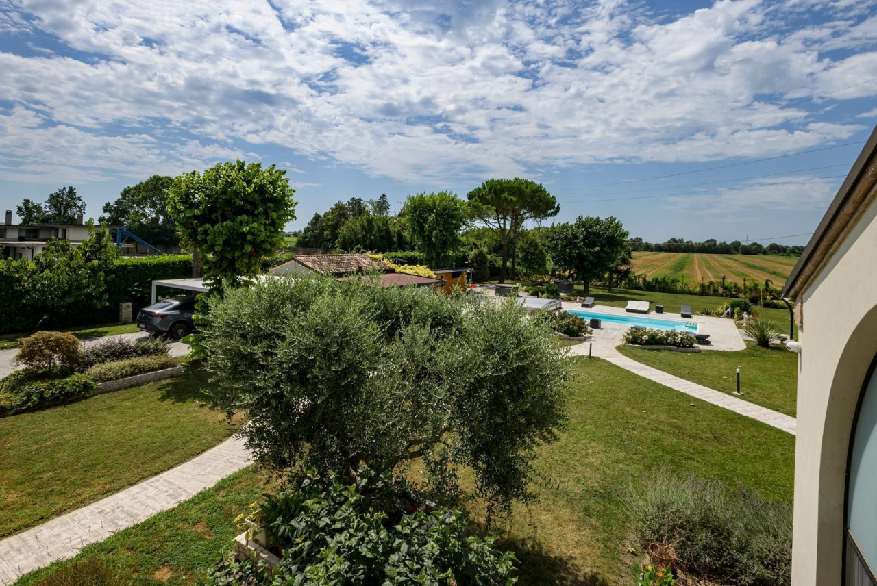 Prestigiosa Villa singola con parco e piscina: nuova modalità di acquisto — Foto 42